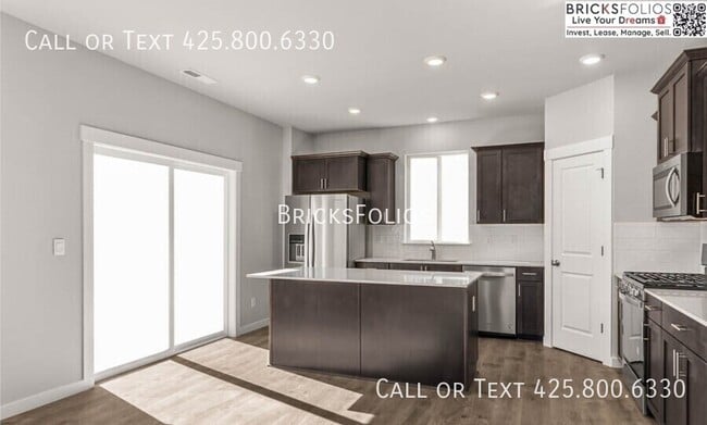 Building Photo - 1384 SW Pendleton Way