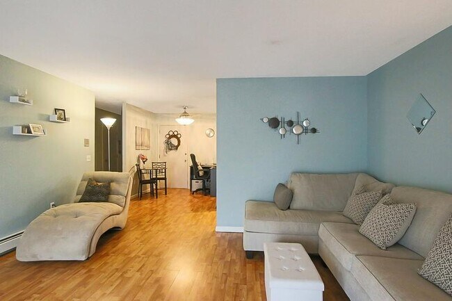 Building Photo - 9 Strawberry Bank Rd