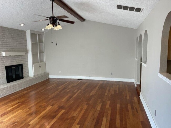 Building Photo - 3 bed 2 bath, 2 car with wood floors, fenc...