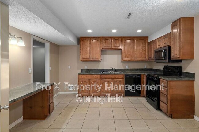Building Photo - 2053 S Hillcrest Ave