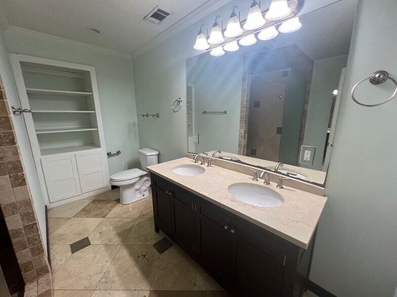 Building Photo - 726 E Magnolia Ave