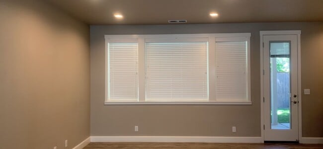 Building Photo - Beautiful newer home