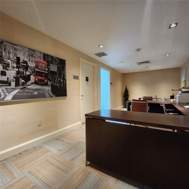 Building Photo - 950 Brickell Bay Dr