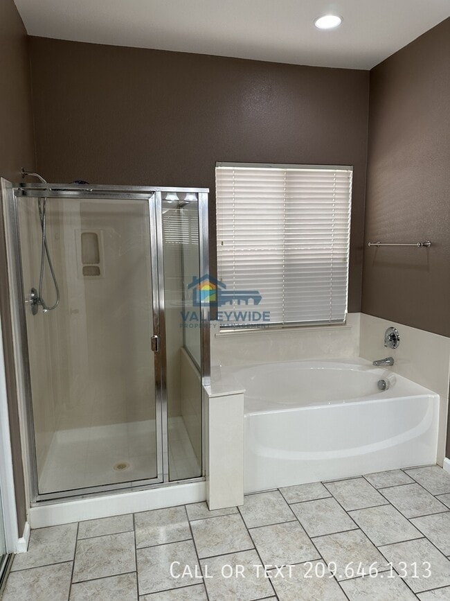 Building Photo - 2555 Crestmore Cir