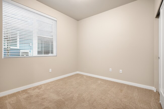 Building Photo - Kenmore Townhome | 4 Bed 3.5 Bath | $3,725