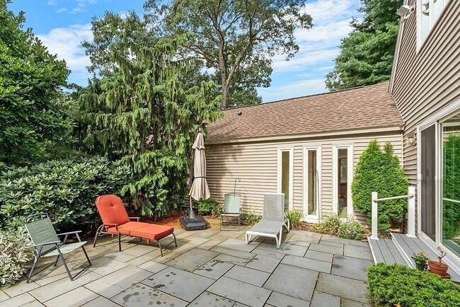 Building Photo - 5 Daybreak