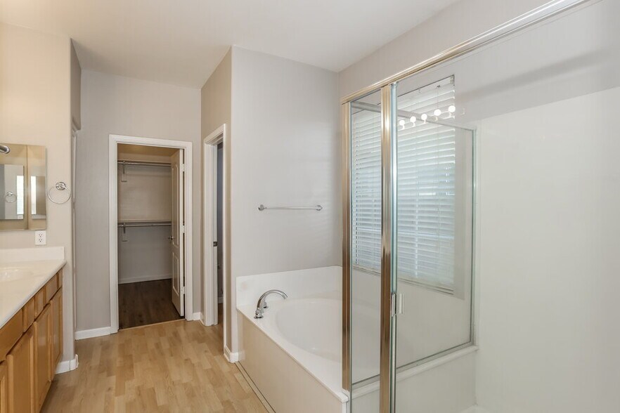 Building Photo - 400 N Eucalyptus Pl