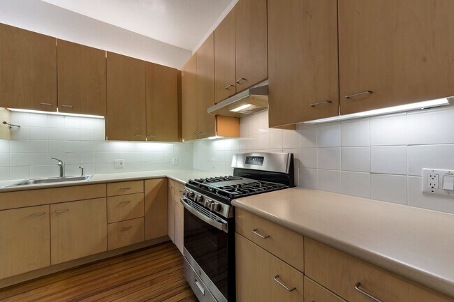 Building Photo - Beautiful Row Home Style Condo Central Den...