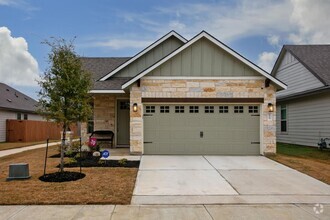 Building Photo - 3 Bedroom, 2 Bath in Midtown Subdivision C...