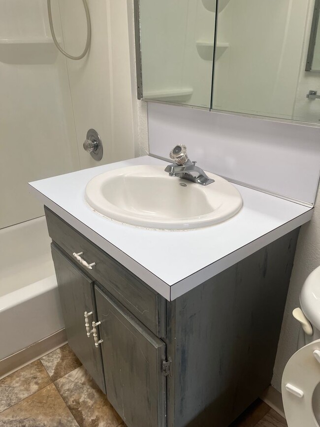 Building Photo - Nice 2 bedroom, 1 bath with yard.