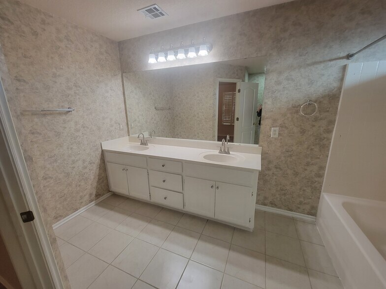 Building Photo - 4608 Midway Dr