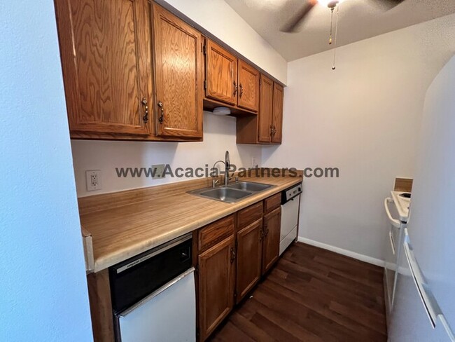 Building Photo - One Bedroom Condo