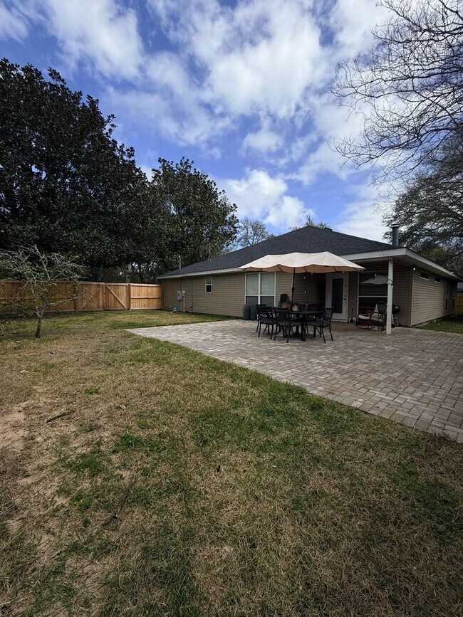 Building Photo - PRIME location Kenwood home with a great backyard!