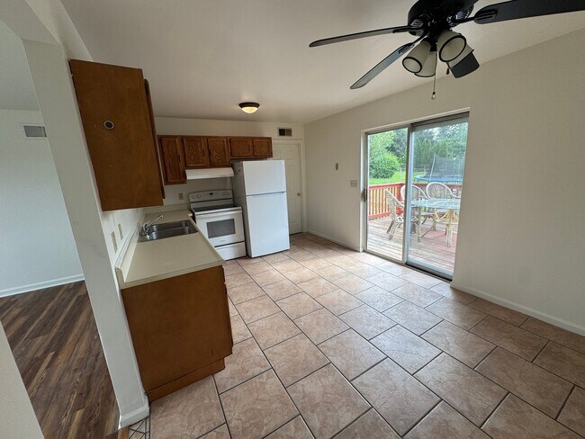 Building Photo - 1627 Blue Jay Dr