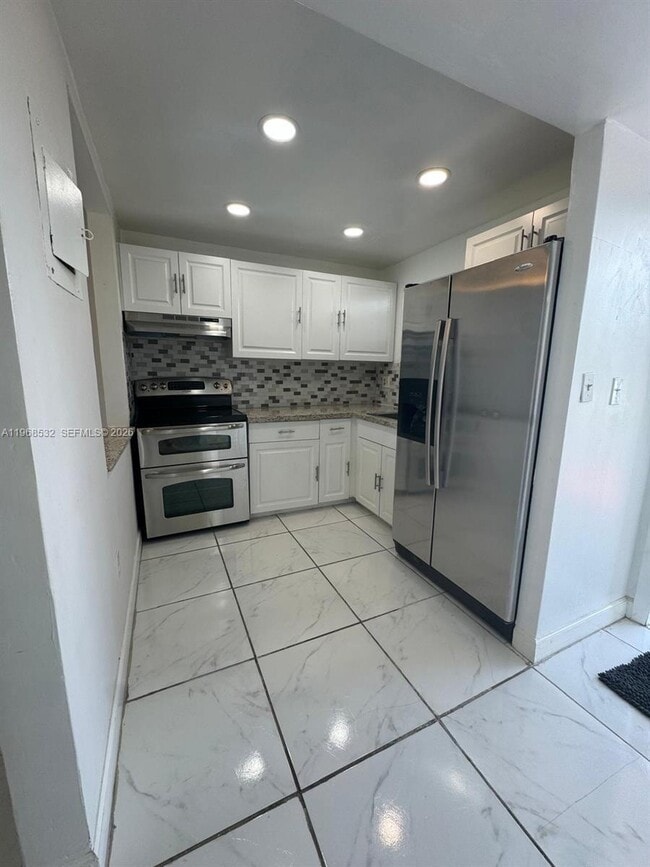 Building Photo - 8135 Sunrise Lakes Blvd