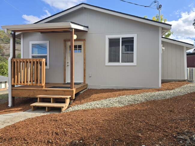 Building Photo - 1641 SE Marsters Ave