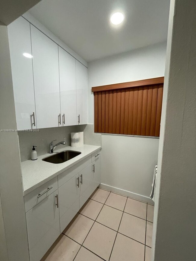 Building Photo - 345 Collins Ave