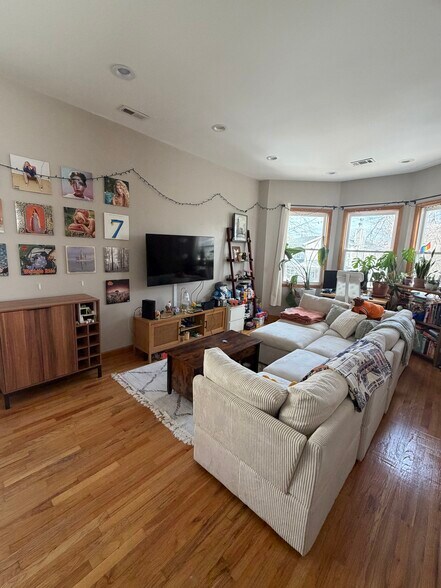 Building Photo - 2131 W Wellington Ave