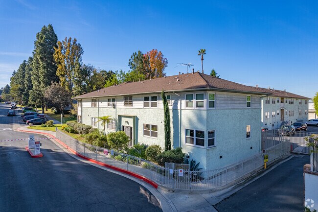 3648 Kalsman Dr Los Angeles, CA 90016-4404 - Cameo Woods