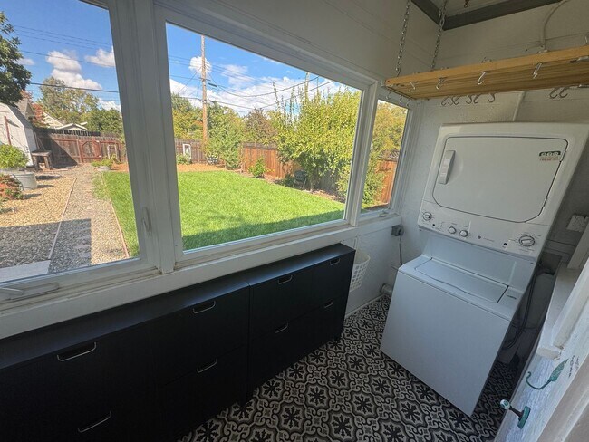 Building Photo - 2 bedroom |1 bathroom | Charming West Taho...