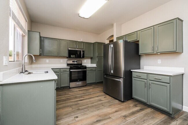 Building Photo - 3353 E Santa Fe Ln