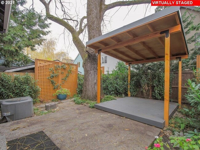 Building Photo - Gorgeous 3 Bed, 2.5 Bath Oasis!