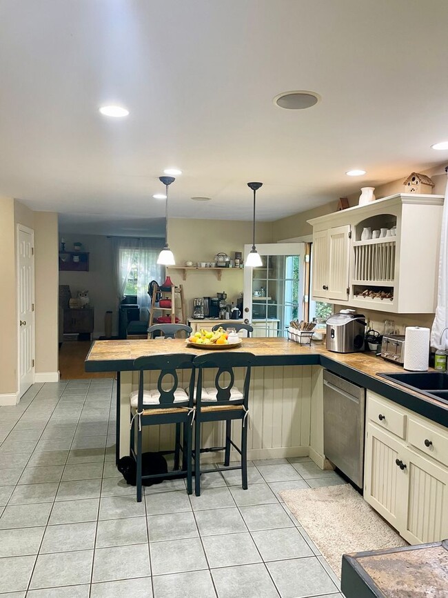 Building Photo - Sublet available now to May. Stunning 5 be...