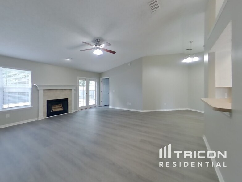 Building Photo - 8465 Country Bend Cir W