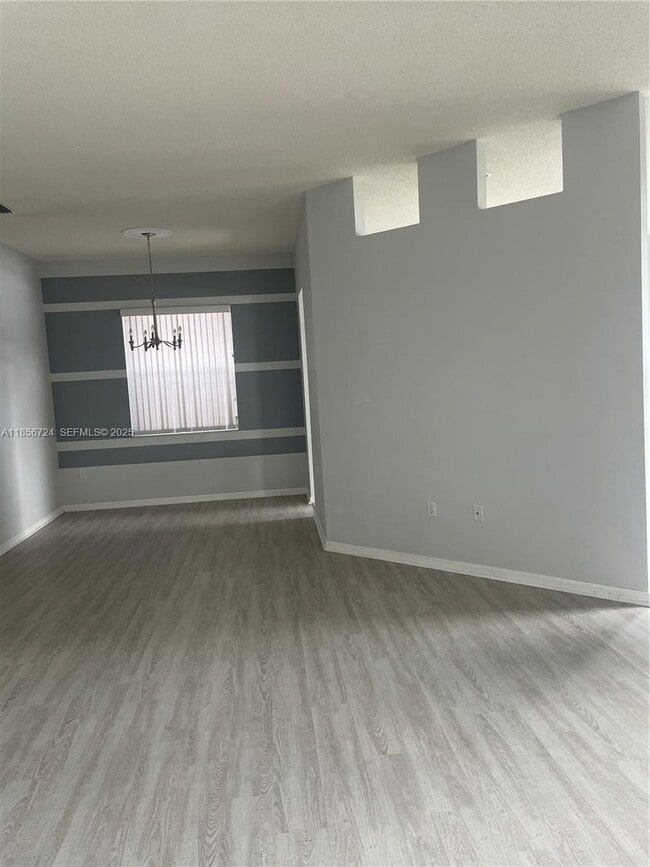 Building Photo - 575 SE 29th Dr