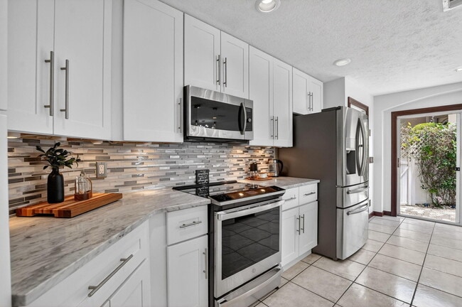 Building Photo - 6362 Brava Way