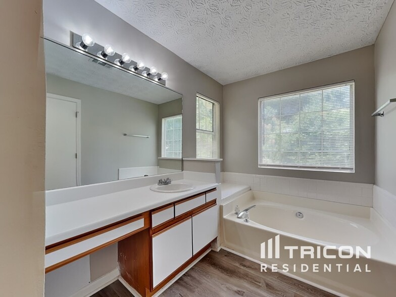 Building Photo - 1791 Killarney Dr SW
