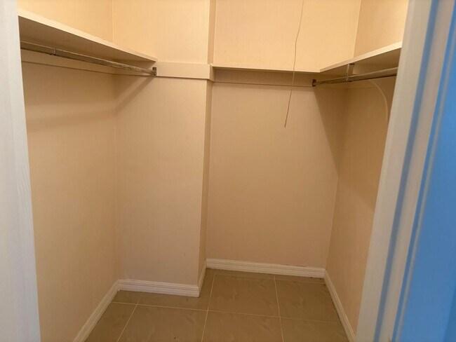 Building Photo - Spacious 3 bedroom home in quiet neighborhood