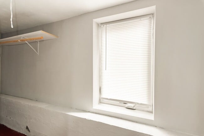 Building Photo - Available now!  517 S. 35th St.  4 Bedroom, 2 Bath Great Midtown location, 1 car garage.