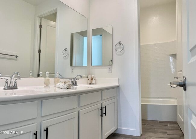 Building Photo - 5549 S Dillon