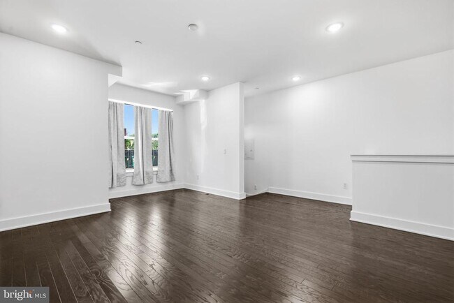 Building Photo - 516 W Montgomery Ave