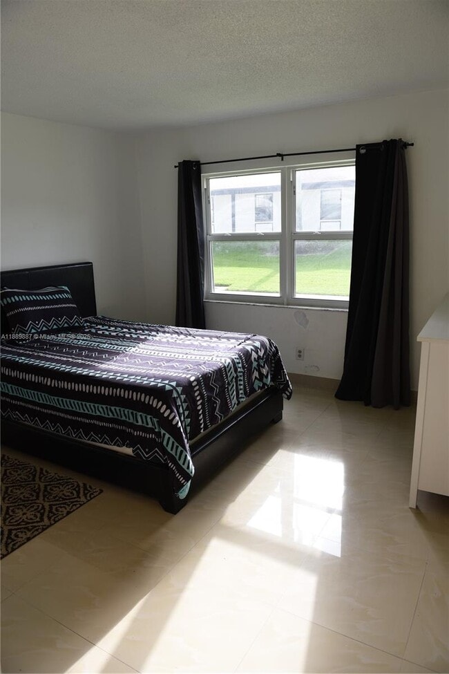 Building Photo - 325 W Laurel Dr