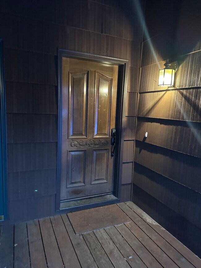 Building Photo - Newly Remodeled, 1 Bed/1 Bath Garage/Washer/Dryer