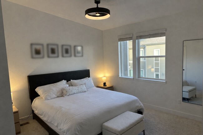 Building Photo - Westminster Station - Almost new- Pride Of Ownership!