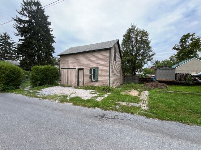 Building Photo - Spacious 4-5 Bedroom, 1.5 Bathroom 2-Story...