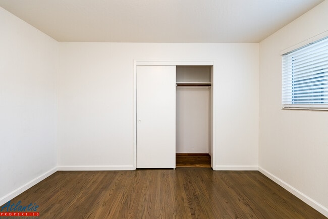 Building Photo - Williams Way 1030/1032