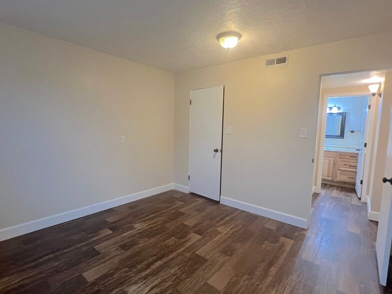 Building Photo - 1600 20th St S