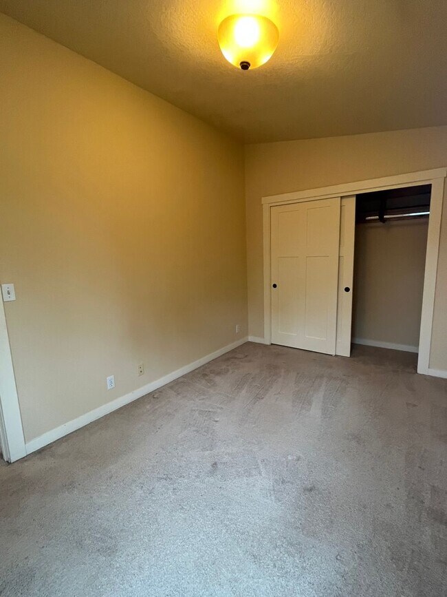 Building Photo - 3-Bedroom Condo in Cal Young