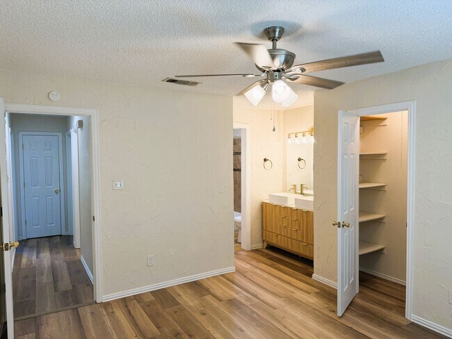 Building Photo - Awesome Freshly Renovated Arlington Home