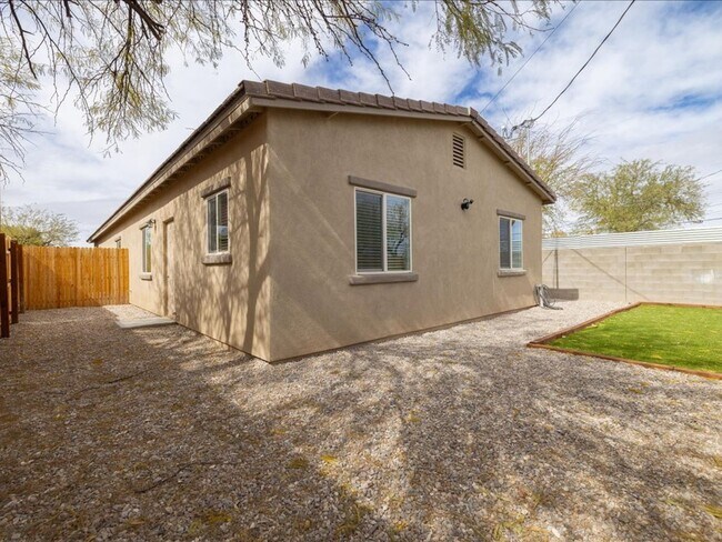 Building Photo - 2 Bedroom 1 Bathroom