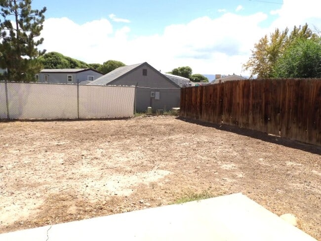 Building Photo - 4 bed/2.5 bath Single Family Home