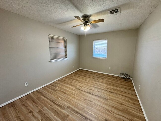 Building Photo - 2204 Edgewood Dr