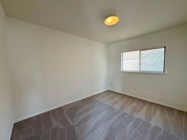 Building Photo - 2013 Rim Rock Dr