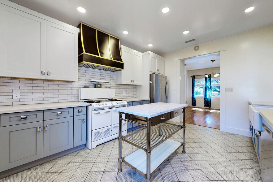 Building Photo - 1845 Las Lunas St