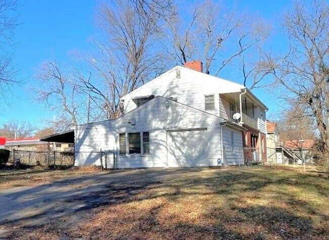 Building Photo - 800-802 E 75th Terrace