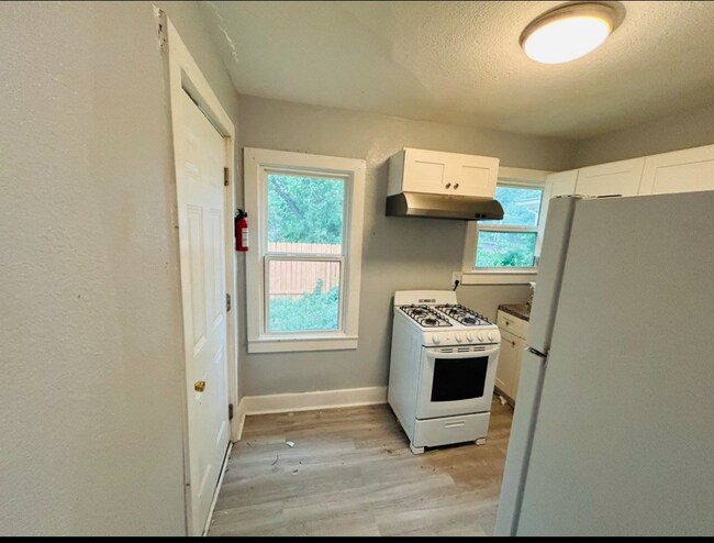 Building Photo - Well located One bed/One bath with in Unit Laundry